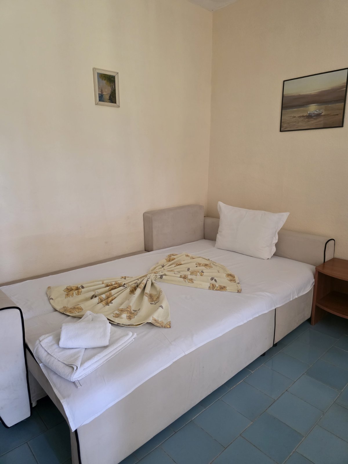 Single bed room