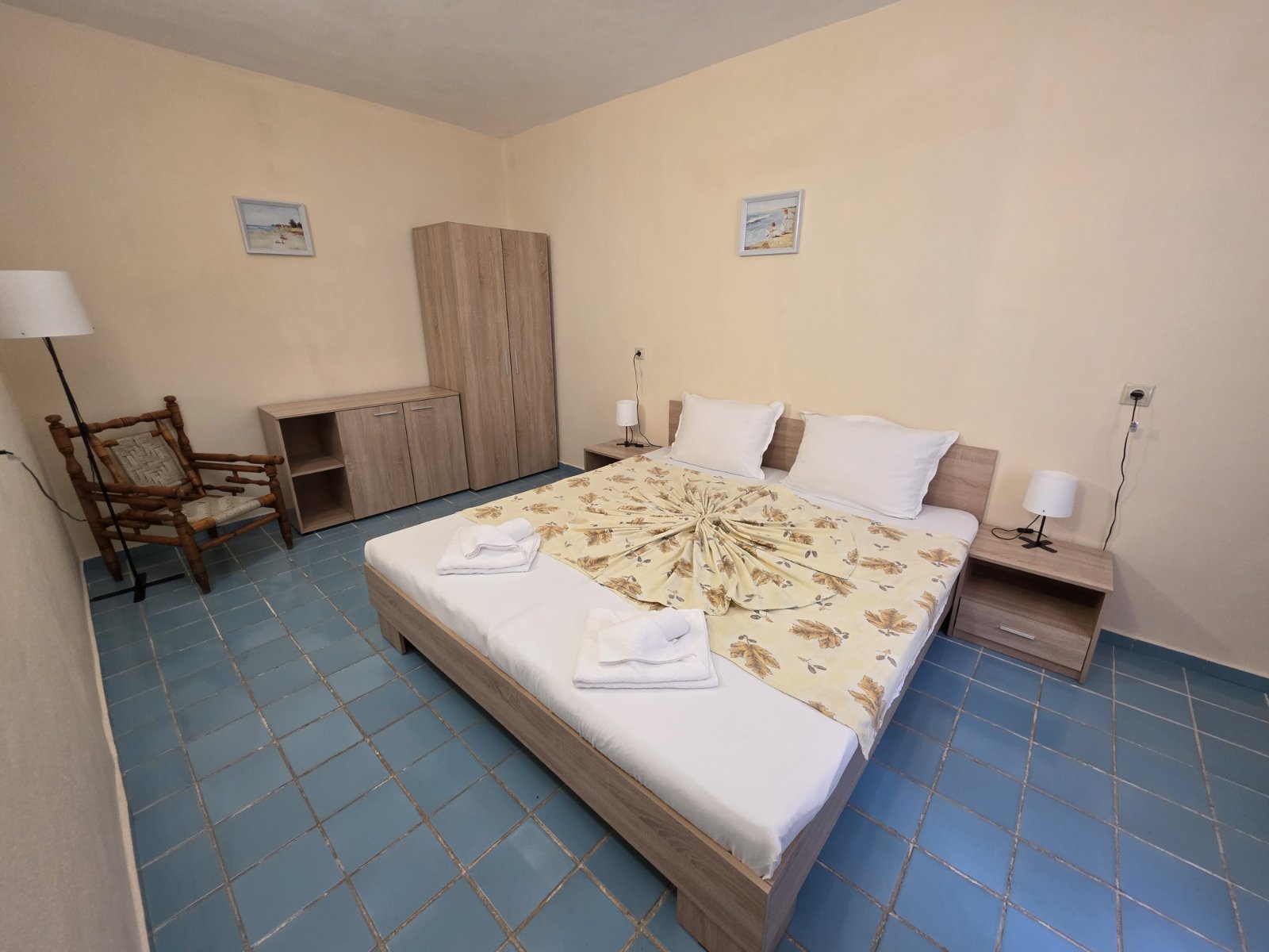 King room with wardrobe