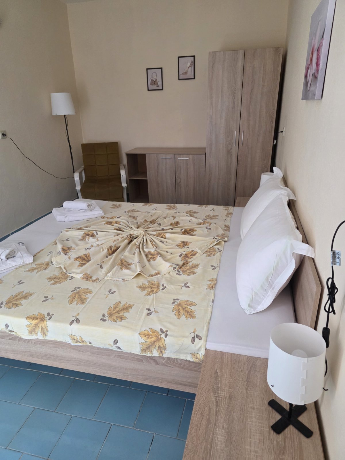 Bedroom with leaf linen